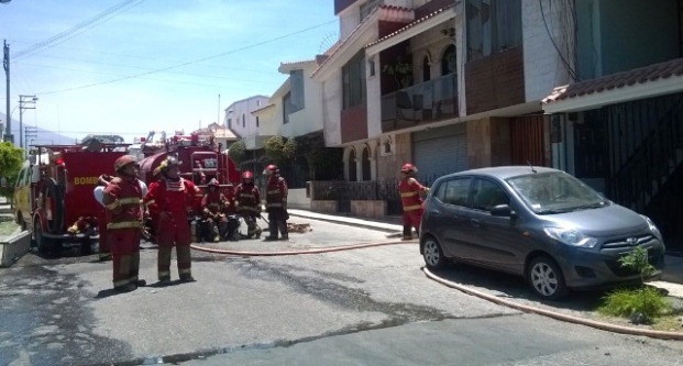 Dos motobombas de los bomberos se malograron en medio de incendio