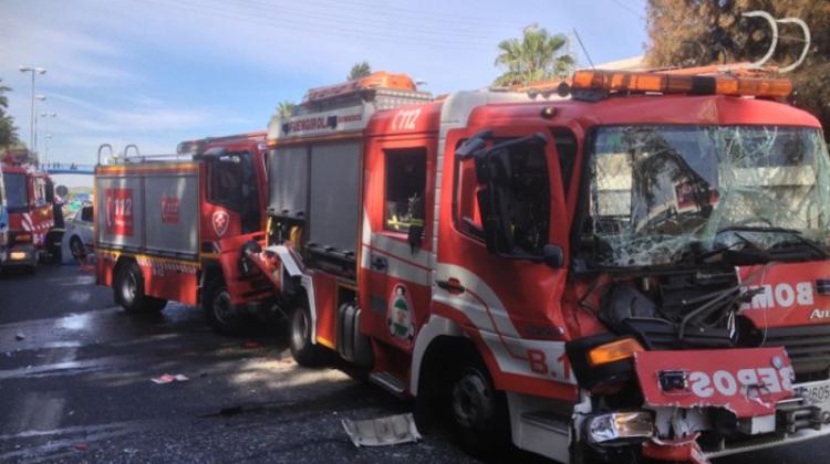 Chocan dos camiones de bomberos en Reus