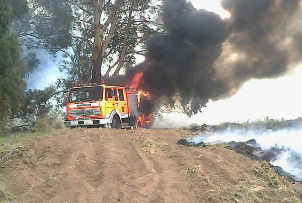 Durante el incendio de un monte se incendia unidad de bomberos.