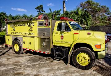 Falcondo dona camión de bomberos al Municipio de Sabana del Puerto.