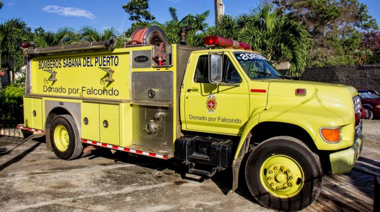 Falcondo dona camión de bomberos al Municipio de Sabana del Puerto.