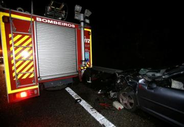 Colisiona contra los bomberos que atendían un accidente