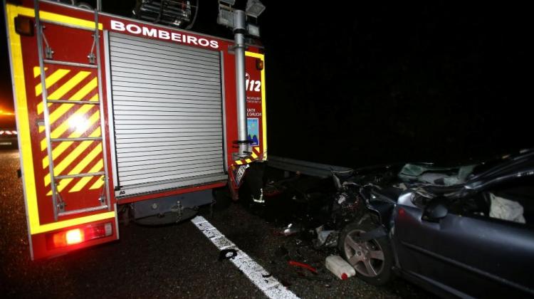 Colisiona contra los bomberos que atendían un accidente