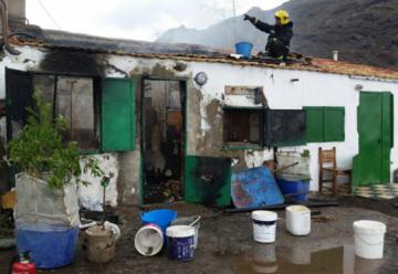 Los bomberos apagan con baldes un incendio en Tasarte al no poder llegar con los camiones