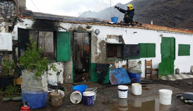 Los bomberos apagan con baldes un incendio en Tasarte al no poder llegar con los camiones