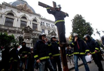 Los Bomberos simulan una crucifixión para exigir el cese del gerente Del Corro