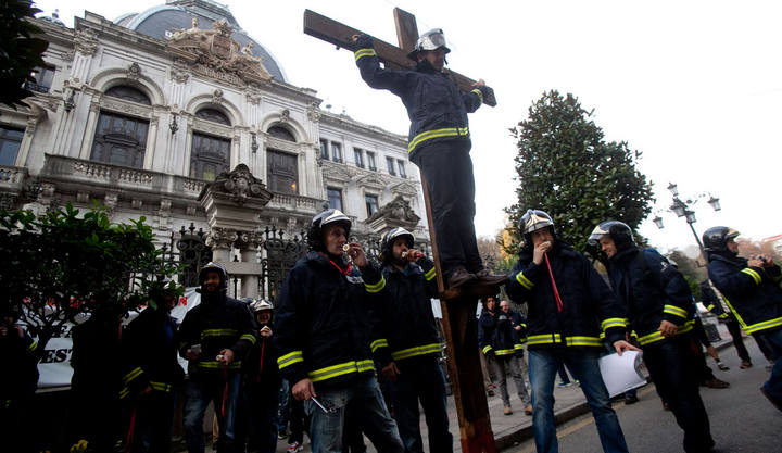 Los Bomberos simulan una crucifixión para exigir el cese del gerente Del Corro