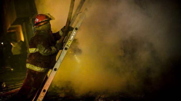 Bomberos de Ecuador apagaron incendio en tres locales en Tumbes
