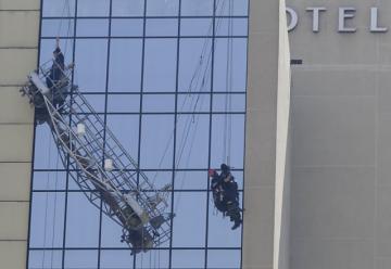 Trabajadores colgando en Hotel Crowne Plaza fueron rescatados por bomberos