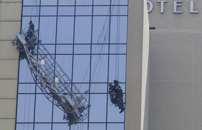 Trabajadores colgando en Hotel Crowne Plaza fueron rescatados por bomberos