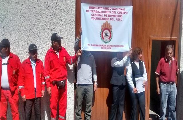 Trabajadores de la Compañía de Bomberos realizaron plantón en Arequipa