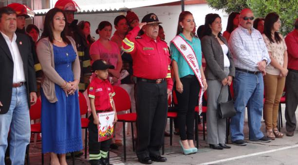 Un niño ibarreño fue nombrado ‘bombero honorífico’