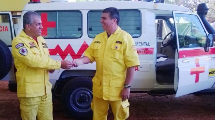 Donan ambulancia a Bomberos de Curuguaty