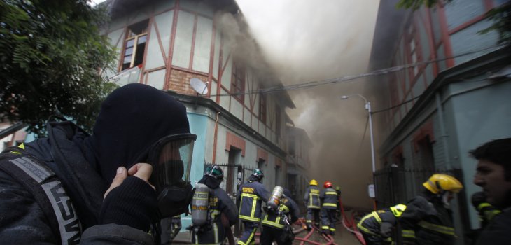 Un bombero en estado grave deja incendio en Santiago Centro