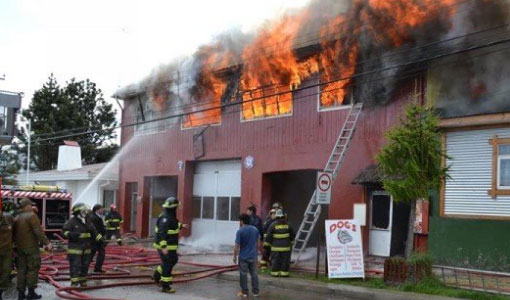 Bombero fallece en incendio de cuartel de bomberos de Puerto Natales