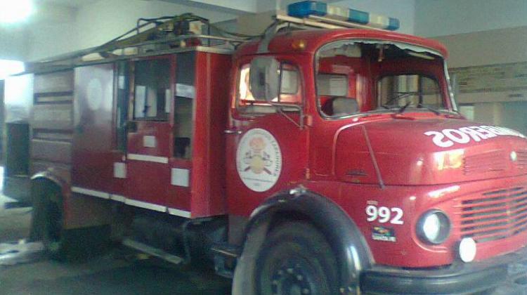 Un policia herido y bomberos atacados en el Barrio San lorenzo