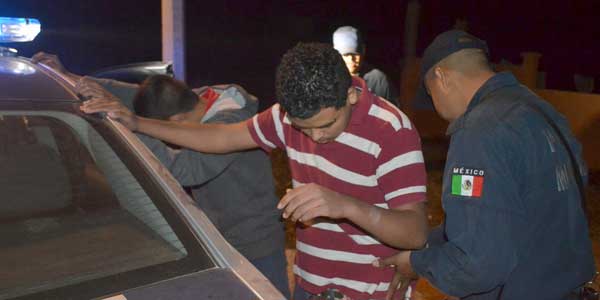 Apedrean menores a unidad de bomberos