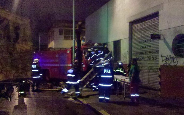 Un automóvil colisiona contra unidad de bomberos