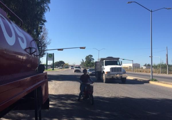 Choca unidad de Bomberos contra un automóvil