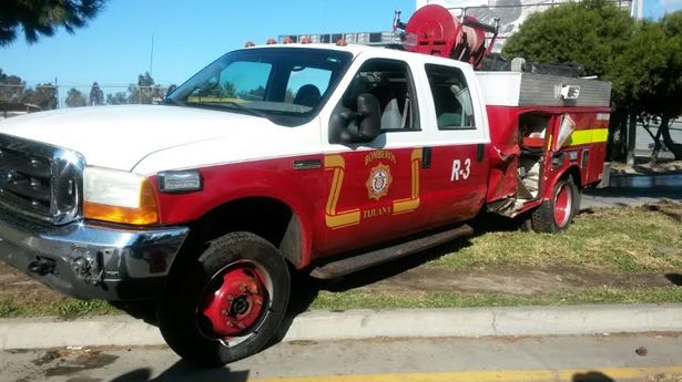 Roba unidad de Bomberos; choca contra árbol