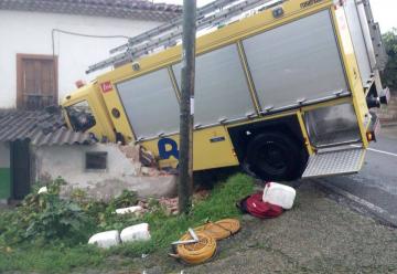 Bomberos se estrellan contra una casa cuando volvían a la base