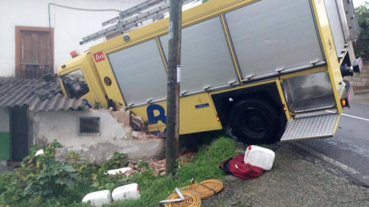 Bomberos se estrellan contra una casa cuando volvían a la base