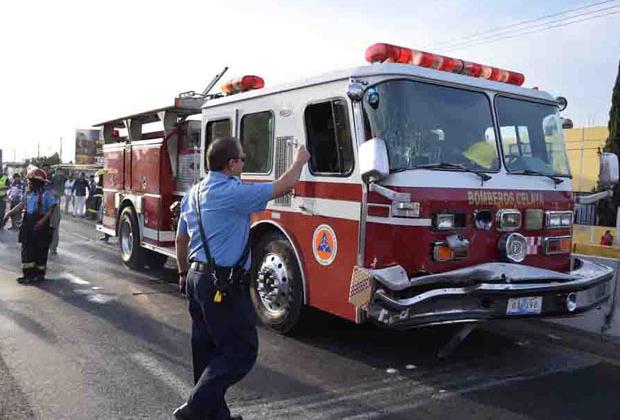 Camión de bomberos se queda sin frenos y ocasiona un choque multiple