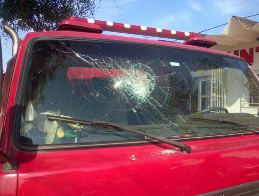 Atacan a piedra sede de bomberos de Turbaco