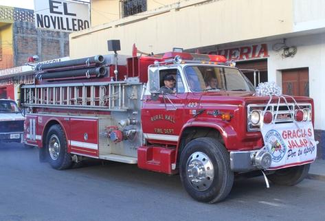 Bomberos Voluntarios pasean la nueva motobomba por las calles de Jalapa