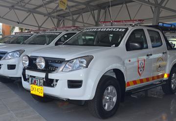 Uniformes y camionetas llegaron para bomberos del Quindío