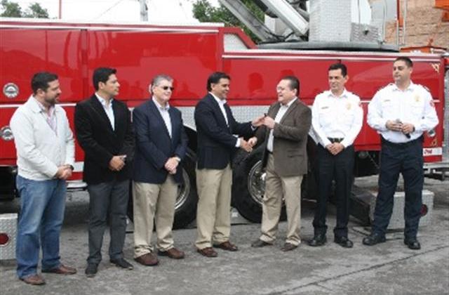 Recibe bomberos unidad extintora