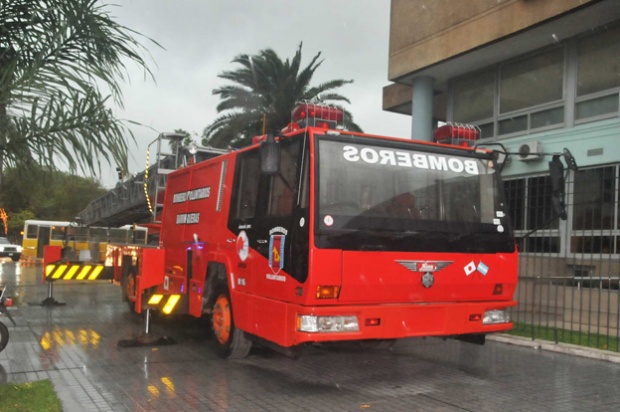 Presentaron la autobomba escalera donada por Japón para Bomberos de Barranqueras