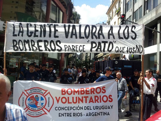 Los bomberos voluntarios entrerrianos protestaron en Buenos Aires