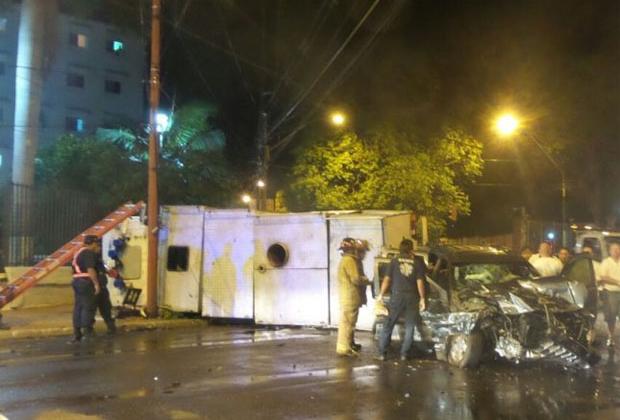 Un camión de bomberos de la Policía Nacional volco cuando acudía a una emergencia