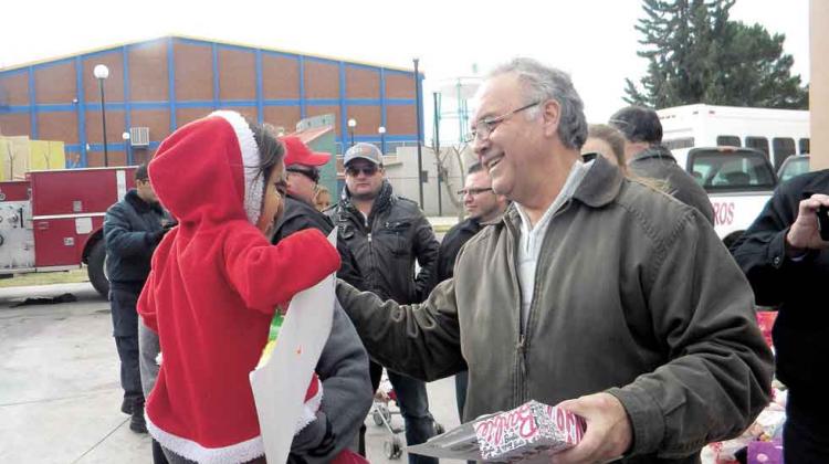Entrega Bomberos regalos a cientos de niños en navidad