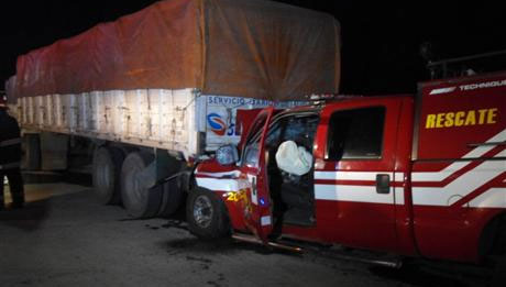 Choca una camioneta de los Bomberos Voluntarios de Trenque Lauquen y un camión