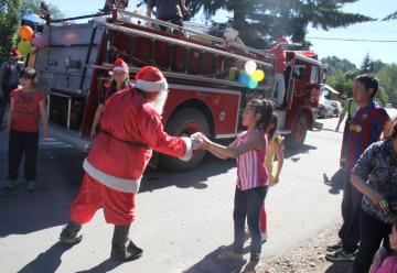 Bomberos repartieron caramelos en los barrios en La Angostura