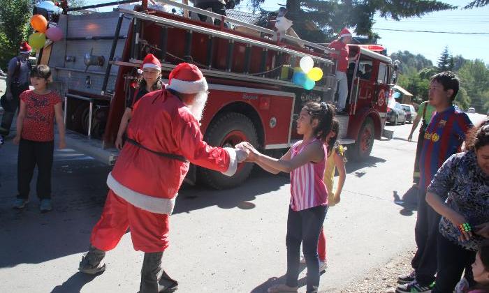 Bomberos repartieron caramelos en los barrios en La Angostura