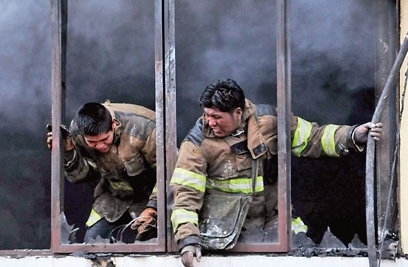 Bomberos combatió el incendio de depósito con baldes de agua