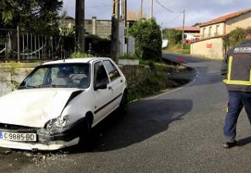 Accidente entre un turismo y un coche de bomberos en Mugardos