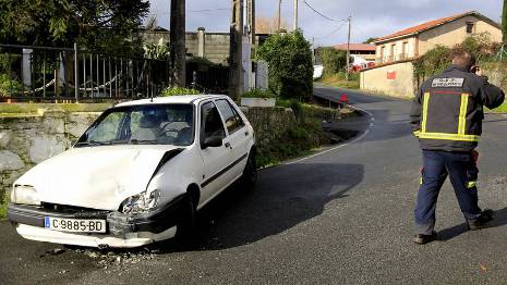 Accidente entre un turismo y un coche de bomberos en Mugardos