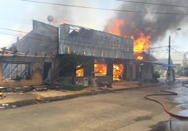 Incendio deja cuatro bomberos lesionados en Gorbea