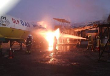 Voraz incendio en una planta de concreto