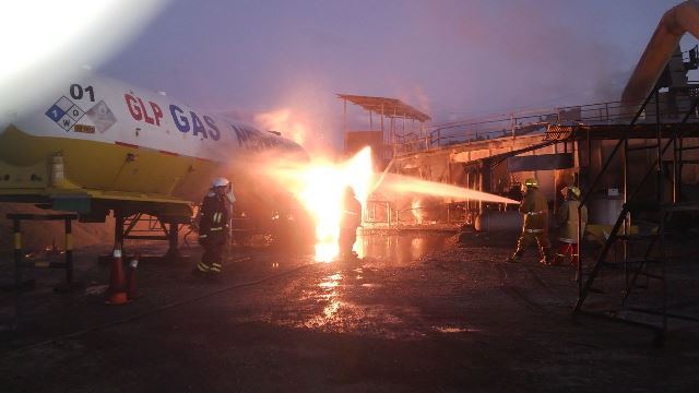 Voraz incendio en una planta de concreto