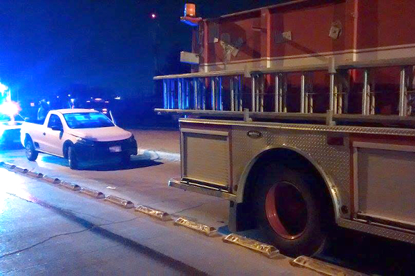 Una persona ebria choca contra una maquina de bomberos