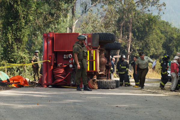 Dos bomberos mueren tras volcar carro cuando viajaban a incendio forestal