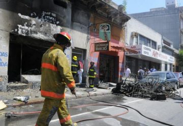 Incendio consume un comercio en el Centro