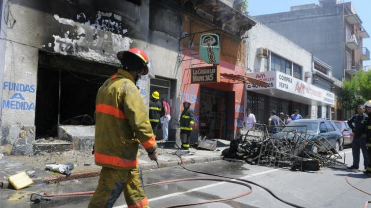 Incendio consume un comercio en el Centro