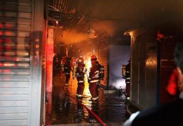 Surco: incendio arrasa con diez puestos de venta en mercado