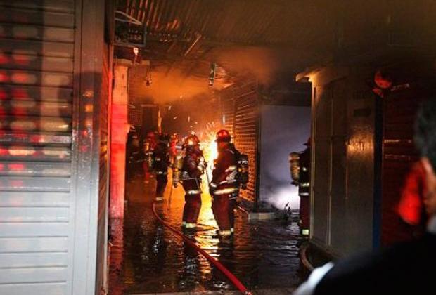 Surco: incendio arrasa con diez puestos de venta en mercado